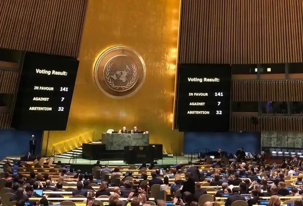 现在的联大投票又发生改变了，美国竟然跟俄罗斯、朝鲜、白俄罗斯站在同一阵营，否决了