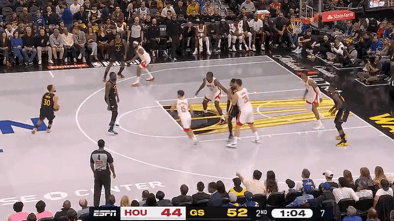 库里接球空位超远三分稳稳命中，勇士领先火箭11分