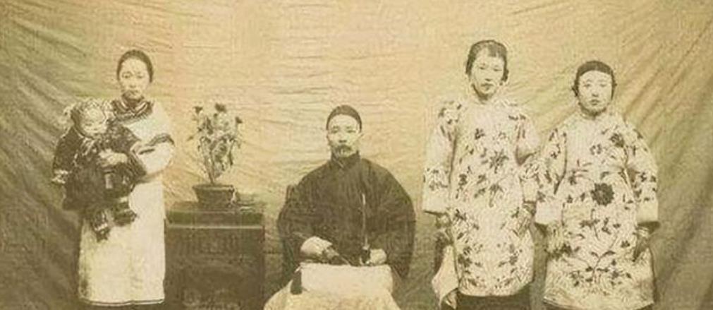 1904年，通房丫李氏，站着侍奉丈夫与正妻长达33年。这日，她正在盛饭。谁知，管