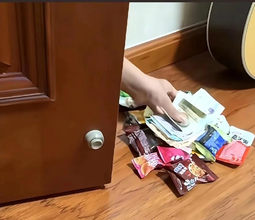 弟弟“掏家底”安慰高考失利的姐姐
偷偷从门缝塞了好吃的，把自己零花钱也给姐姐了，