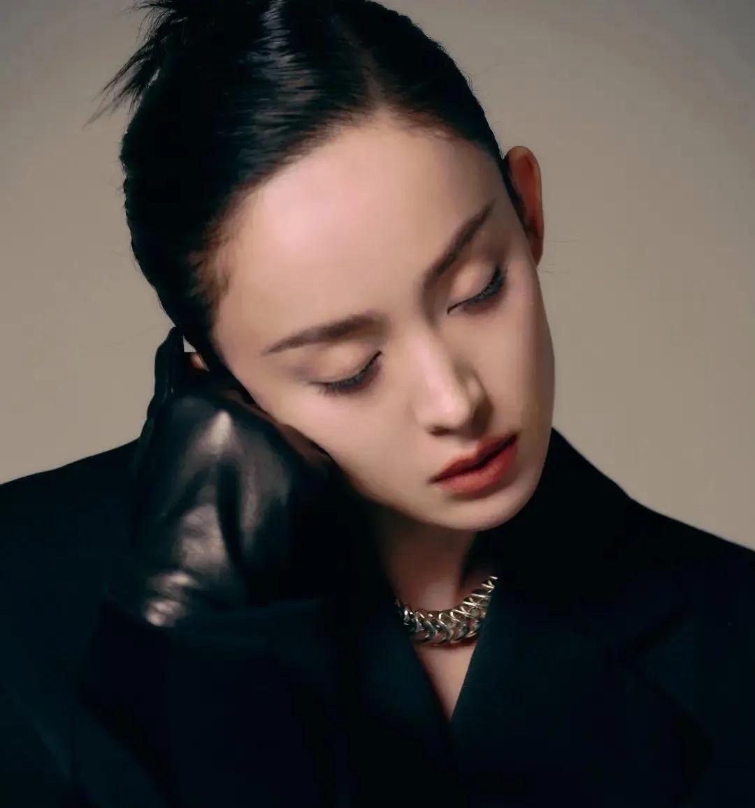 古力娜扎的美，藏在流畅到极致的轮廓线条里。利落盘发时，线条如雕塑般硬朗，黑衣、皮