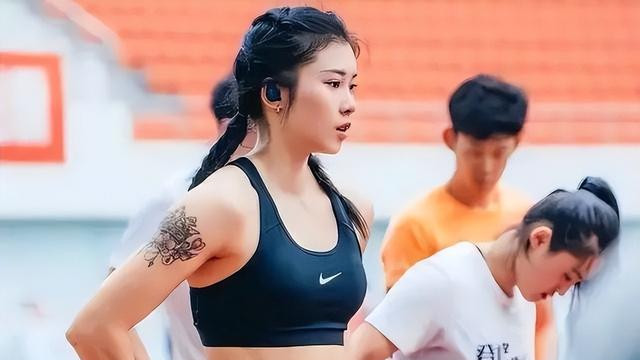 再引争议！吴艳妮穿辱华品牌，网友：成绩第一也洗不白