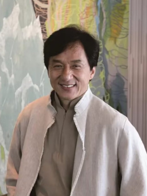 成龙在新电影中展现出岁月痕迹，但他的演艺生涯充满辉煌。他拍摄了上百部作品，陪伴观