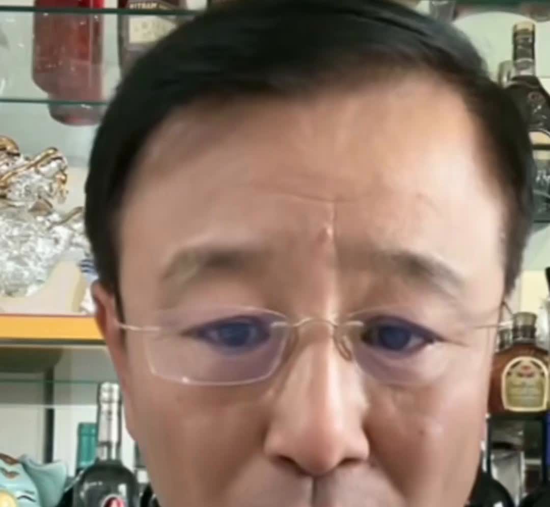 侯耀文大弟子贾仑。
我不会带拉任何师弟。第一个，没有这个能力。第二个，没有这个