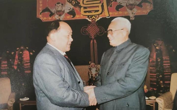 2003年10月，梁光烈上将专程探望老首长、中央军委原副主席张震上将的温馨场景。