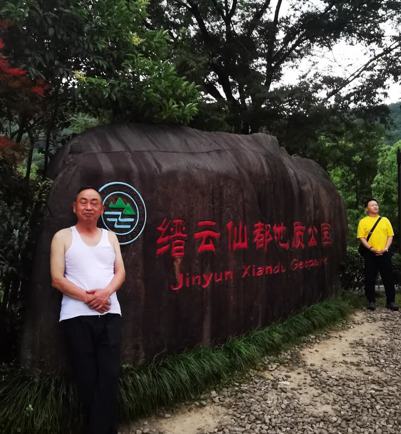 退休老人回老家过着醉生梦死的生活，无聊透顶了。没有进取的精神，不想写字，不想唱歌