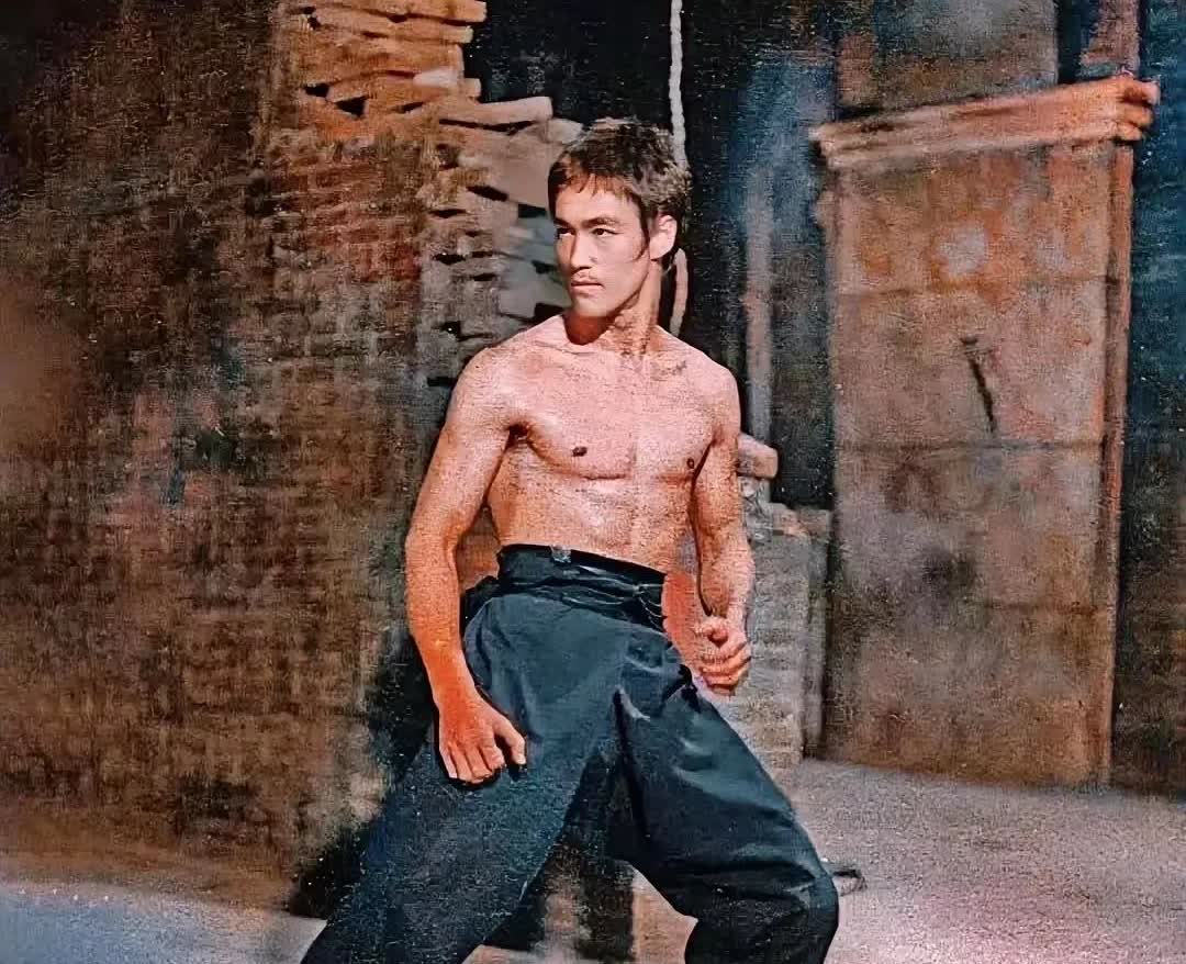 李小龙这一站，练武人的气场拉满，光眼神就能让人不寒而栗。有人疑惑，为啥国外对他疯