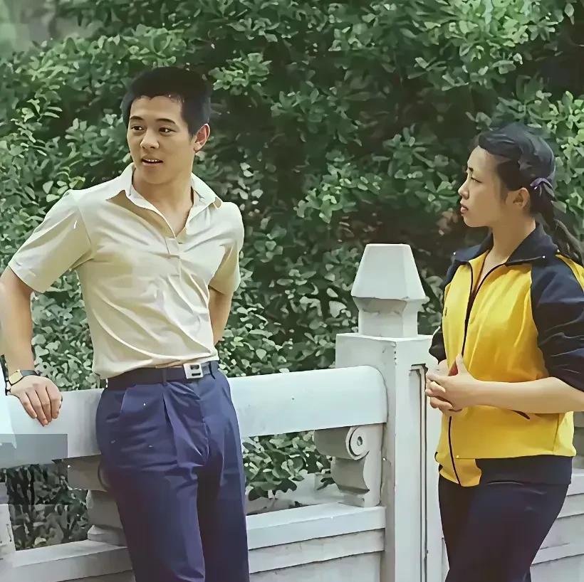 李连杰是真不是太爱黄秋燕。李连杰和黄秋燕这种师兄妹的关系，有时候在感情上真的很难