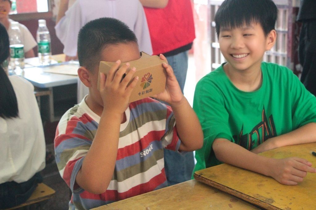 “科技太神奇了”！南华学子带乡村青少年体验VR科技