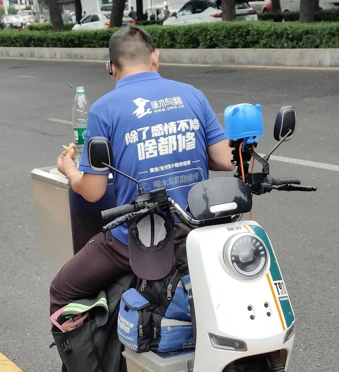 这年头都说当保安不容易，其实干啥都很难。我中午值班时候看到一名维修小哥在马路边趴
