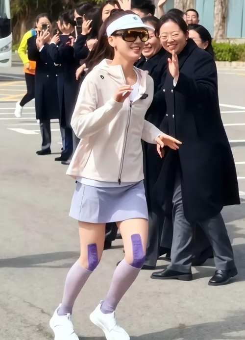 三亚偶遇黄圣依，她离婚后容光焕发又美又嫩，穿48块的拖鞋接地气……

黄圣依离婚