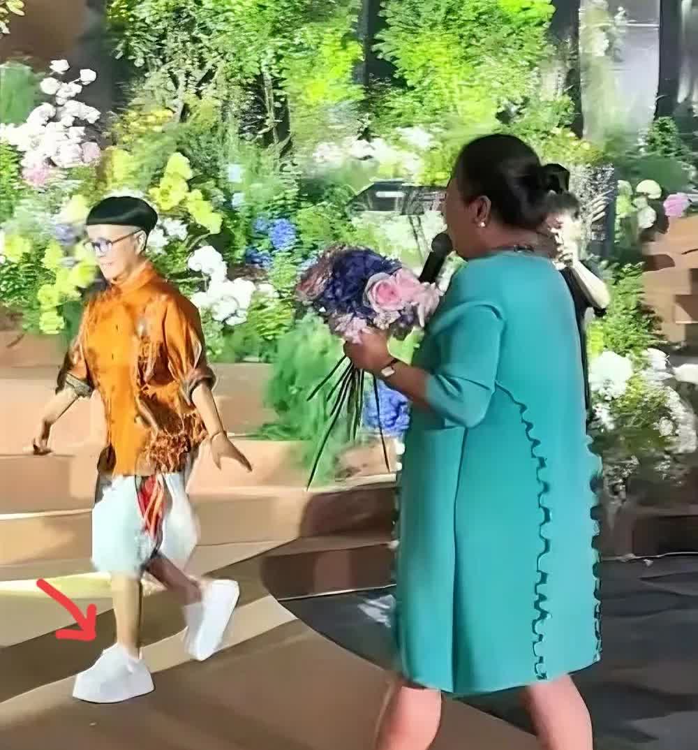 终于弄明白

为什么金龟子要在女儿婚礼上穿大裤衩了
不是因为她想要跟别人与