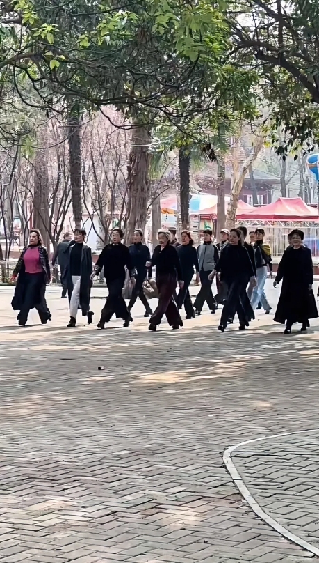 一种占尽了时代红利的从容感。