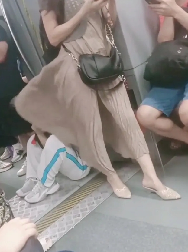心疼白裤大姐，脸都被抽肿了吧
