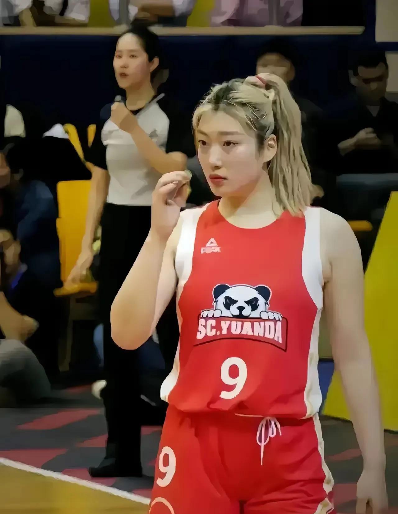 中国女蓝运动员的特点:
1，李梦——迷人
2，李月汝——亲切
3，韩旭——霸气