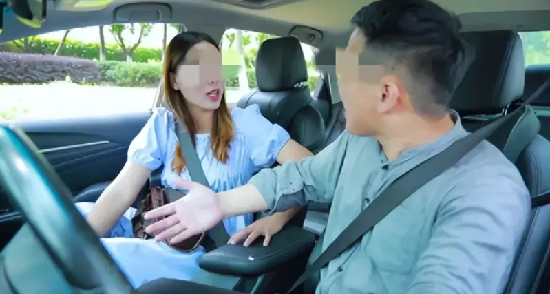 广东中山，男子与女友因琐事在大街上发生争吵，后升级为肢体冲突。期间，男子一怒之下