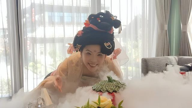 52岁邓亚萍近况曝光，浓妆艳抹现身洛阳看牡丹，装造奇怪引人围观