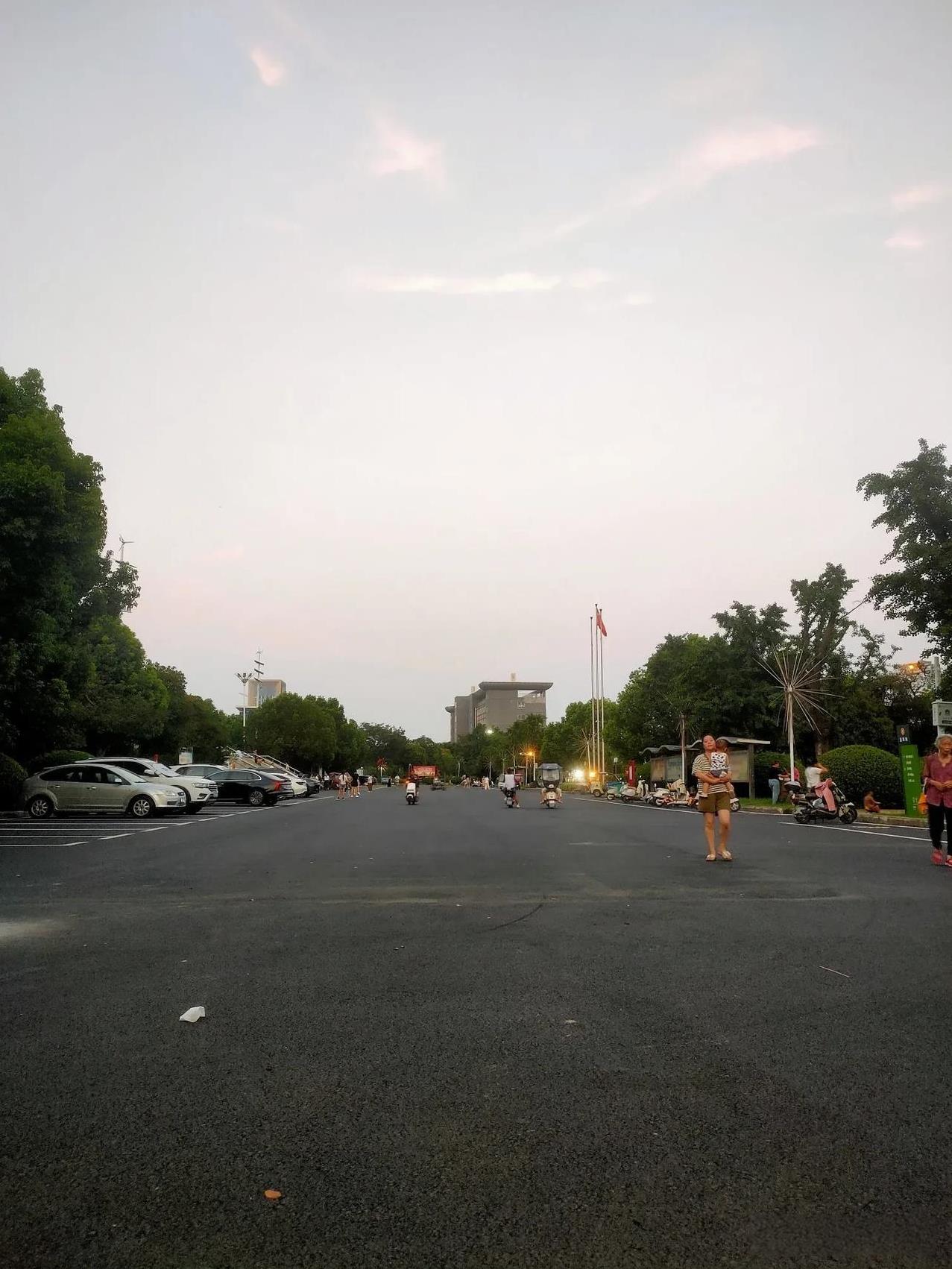 今天接连被老婆损，损的尴尬死了。
50多岁的老夫老妻了，老婆还经常趁我不注意翻我