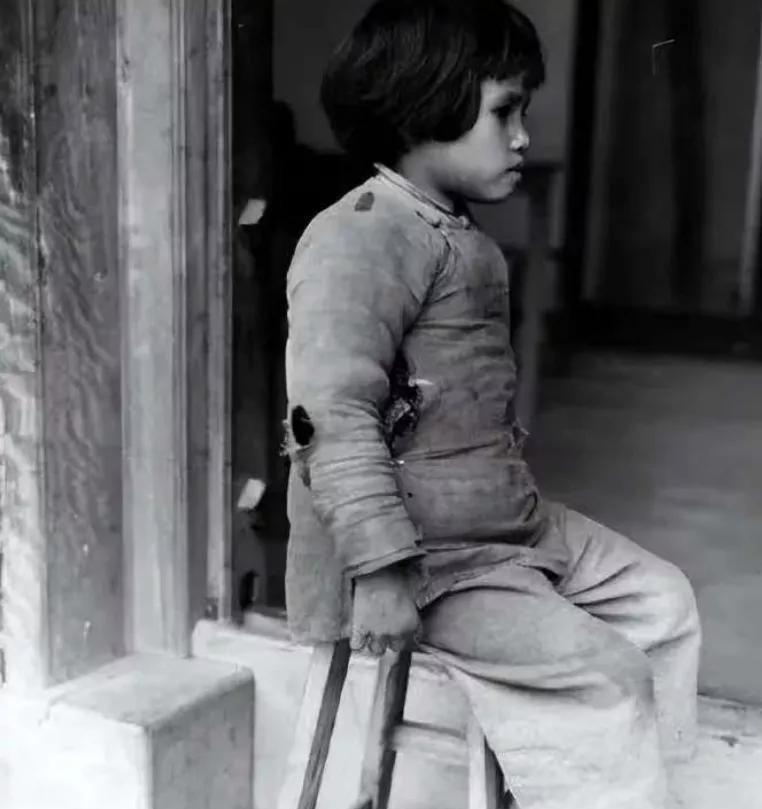 1951年，洪学智妻子张文带领解放军同志来到阳曲县寻找因战乱寄养的女儿。十多天搜