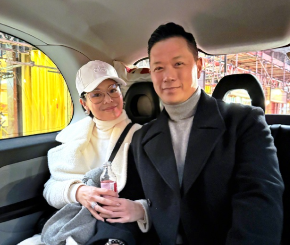 #胡杏儿老公夜店与多位美女搂抱# 
胡杏儿隔三岔五就晒照，很是幸福，前几天才晒照