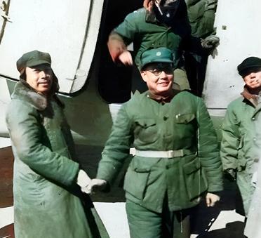 这是叶帅与美国观察团乘飞机抵达延安。周总理亲自前去接机。周总理与叶帅有许多相同之