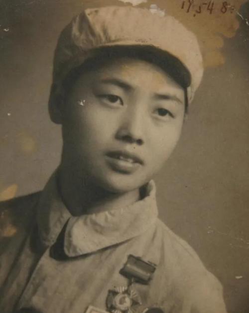 在抗美援朝战场上，一位年仅16岁的女护士被美军炮弹炸伤双目，当场昏迷，醒来后，她