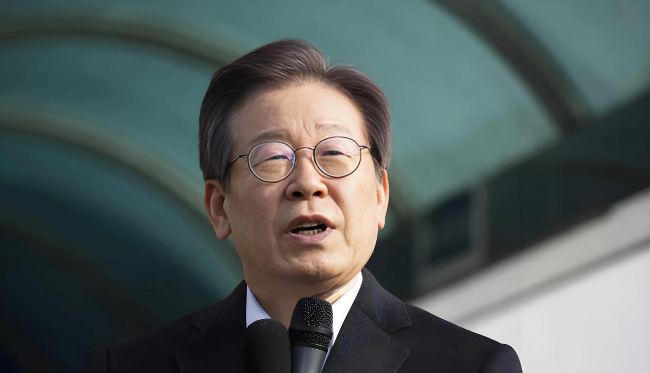 就在刚刚！
韩国总统罕见承认了！
9月22日，韩国总统李在明在路透社专访里抛出的