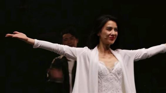 舞台上她最耀眼，不是谁的妻子，谁的妈妈，而是黄圣依