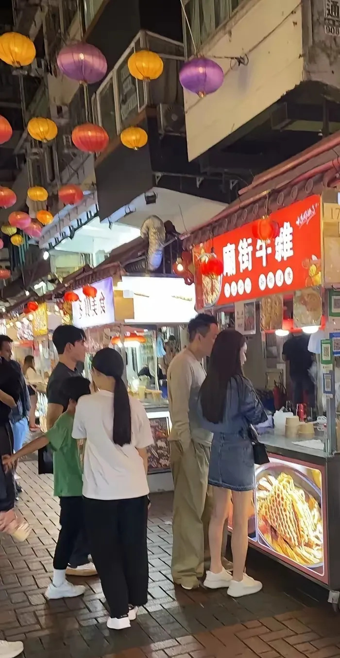 汪小菲一家香港庙街被偶遇











我的天哪！你们猜我在香港庙街看到