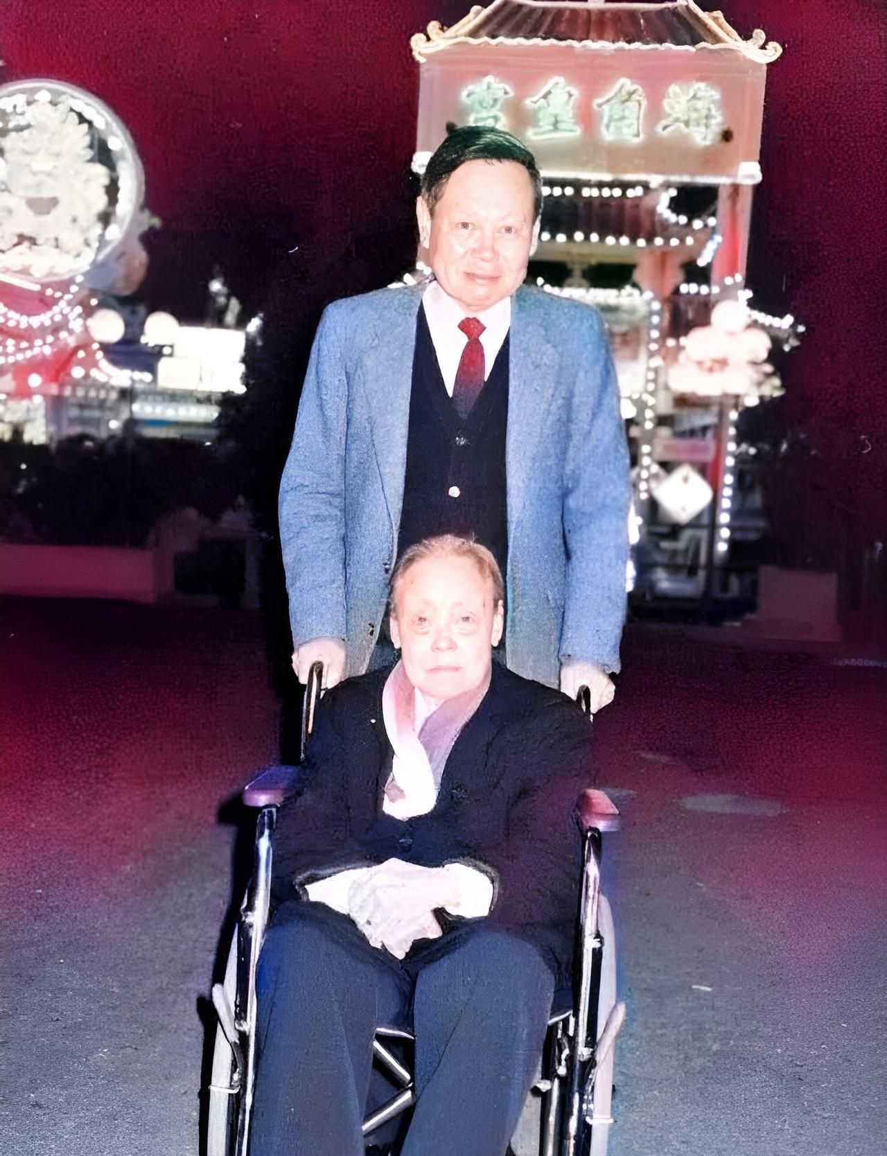这是杨振宁推着坐在轮椅上的母亲。杨振宁与母亲罗孟华的感情很深。因为，他还不到一岁