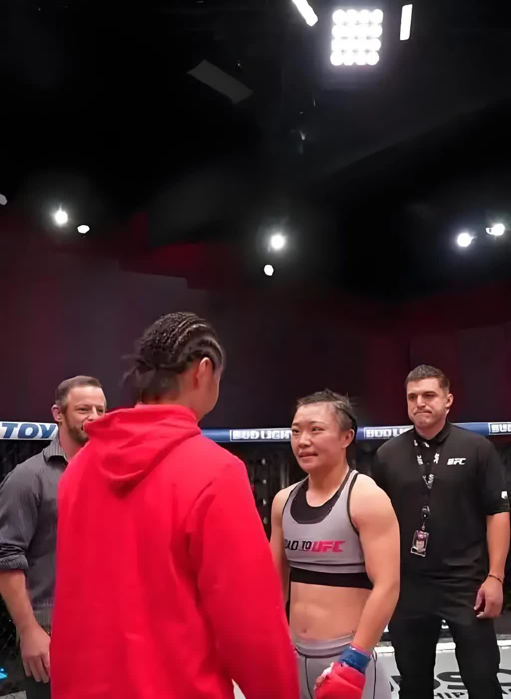 请大家不要求全责备了！
8月22日晚，上海UFC半决赛，格斗女中医石铭以27：