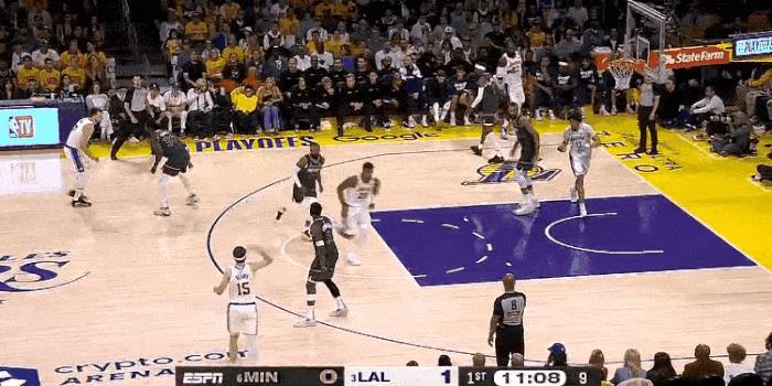 来喽！东契奇湖人生涯季后赛首记三分！
在今天NBA季后赛湖人对阵森林狼的第一节比