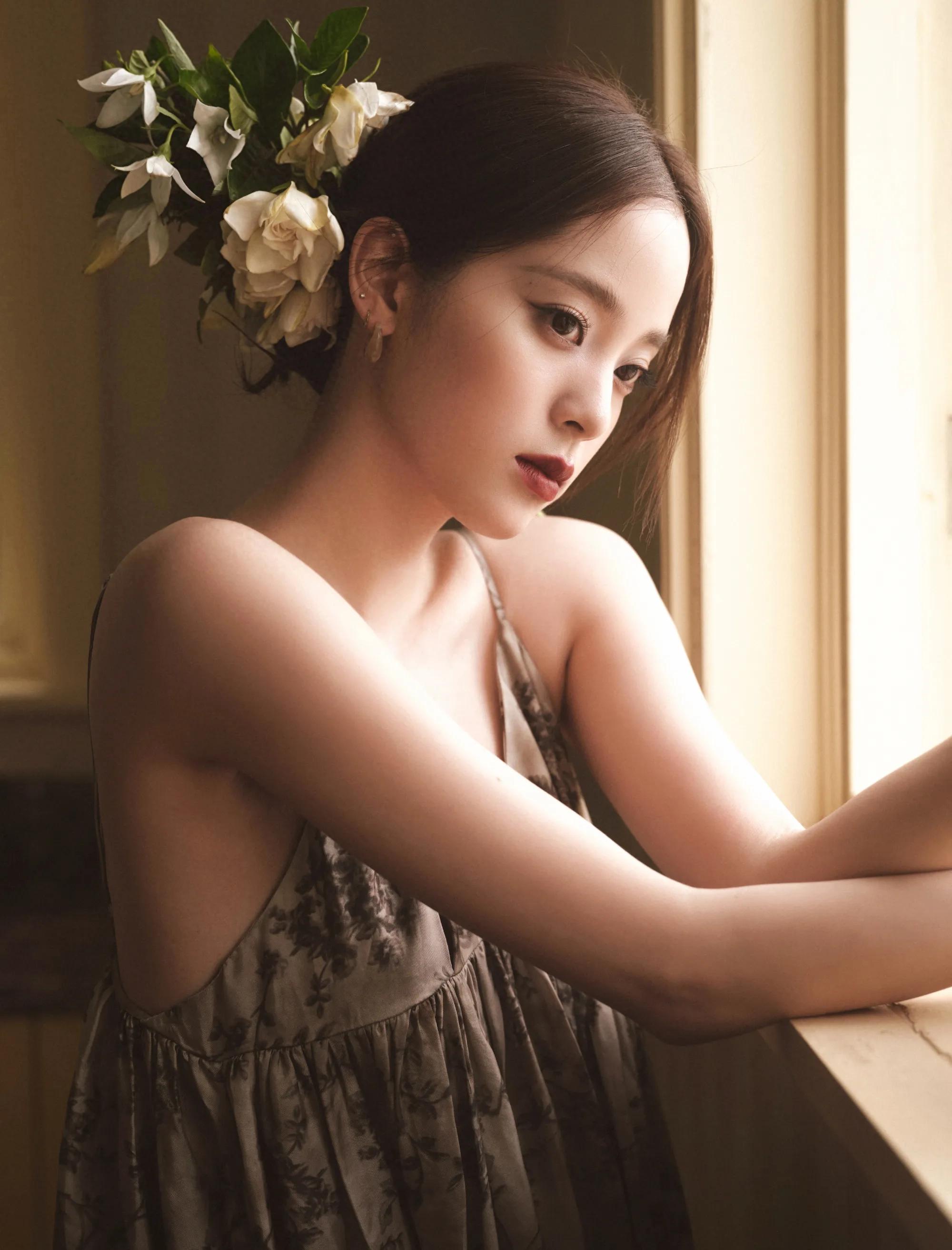 欧阳娜娜人美，可爱最喜欢这个季节的栀子花香
