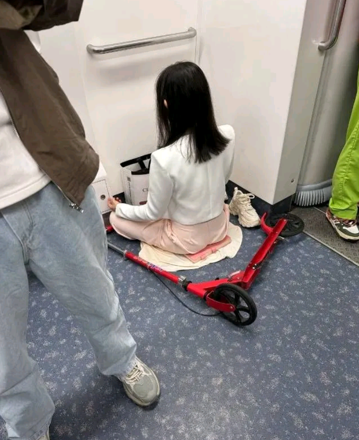 不懂就问，她在干什么啊？