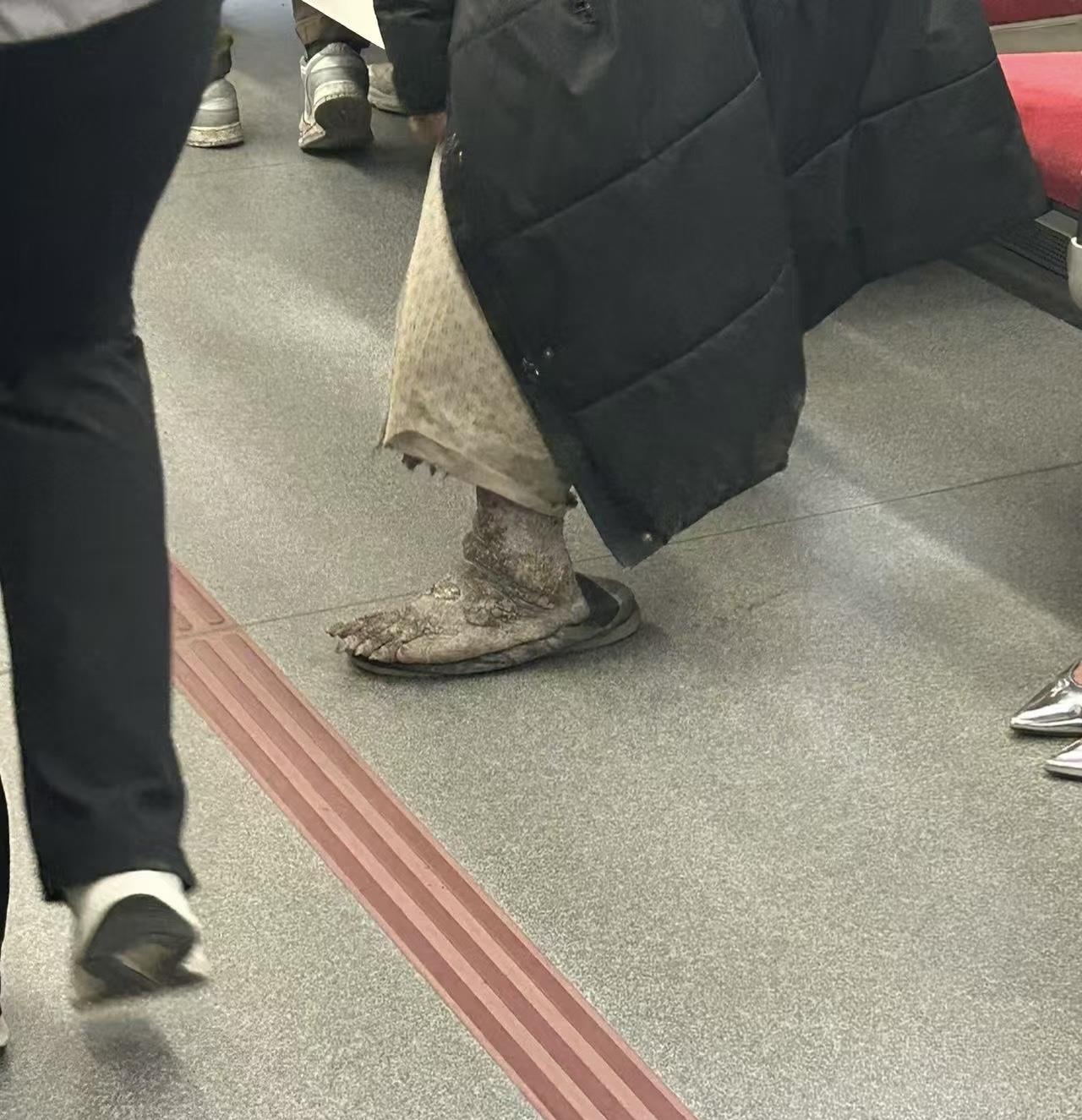 这是巴黎世家出的新款鞋子？