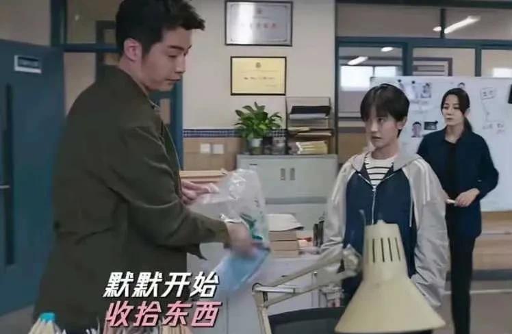 金世佳一定很喜欢看网友的吐槽，金世佳这电视剧演绎离职人员，也太接地气了，塑料袋解