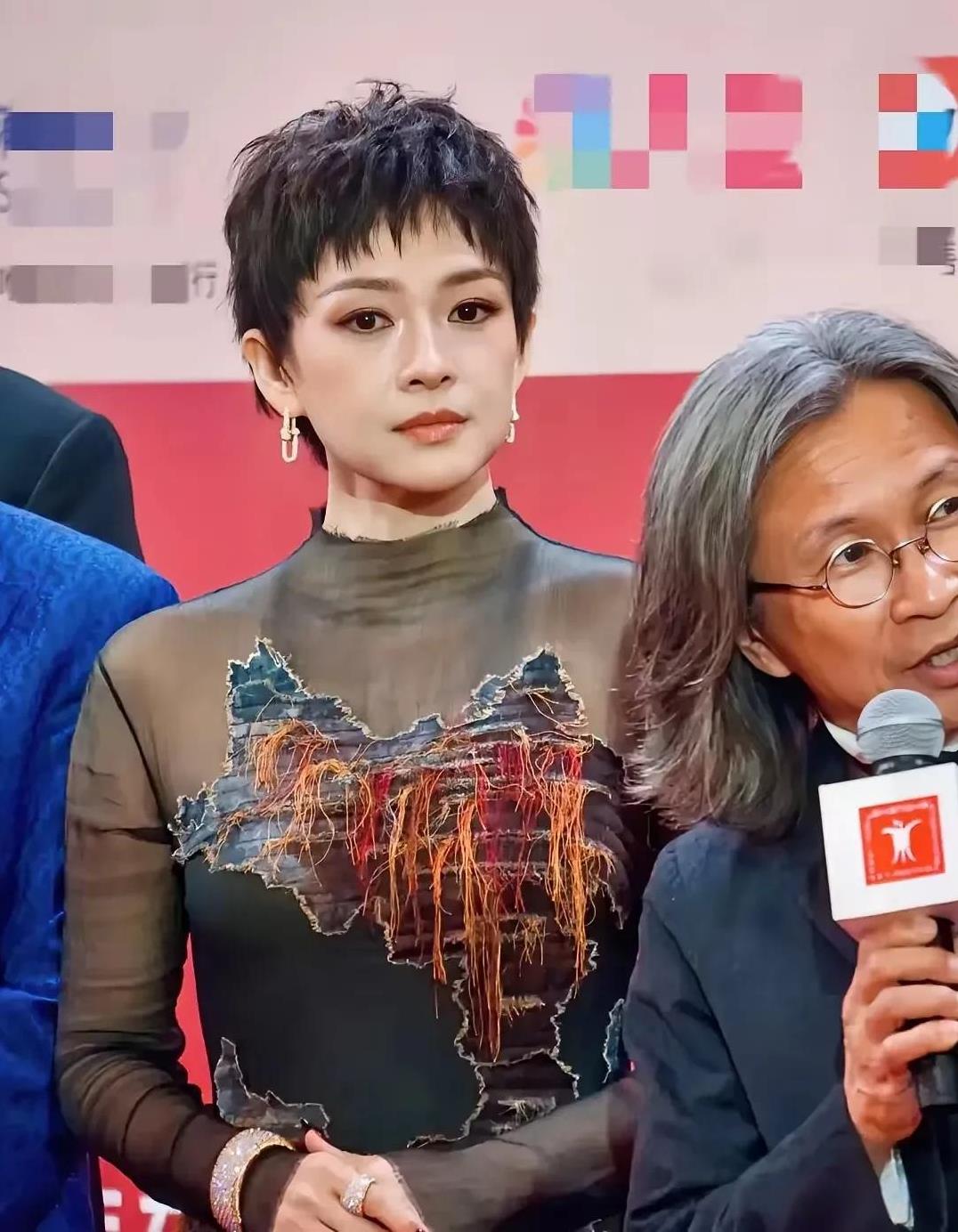章子怡改变了风格，和以往的形象反差太大，让人有一种惊艳的感觉。
没想到留了短发的