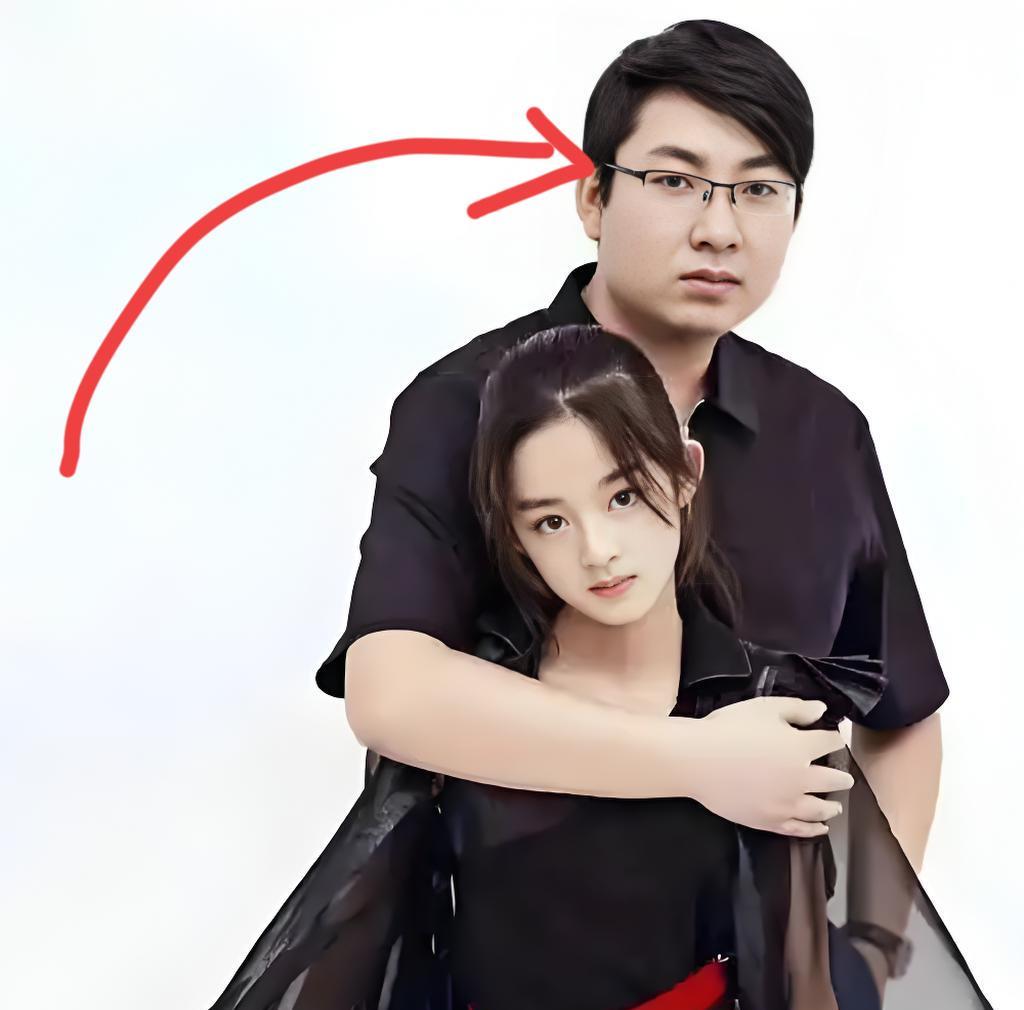 这届网友真厉害！
一个耳环还真扯出来件大事儿，
黄杨的爸爸已经被“立/案”了，