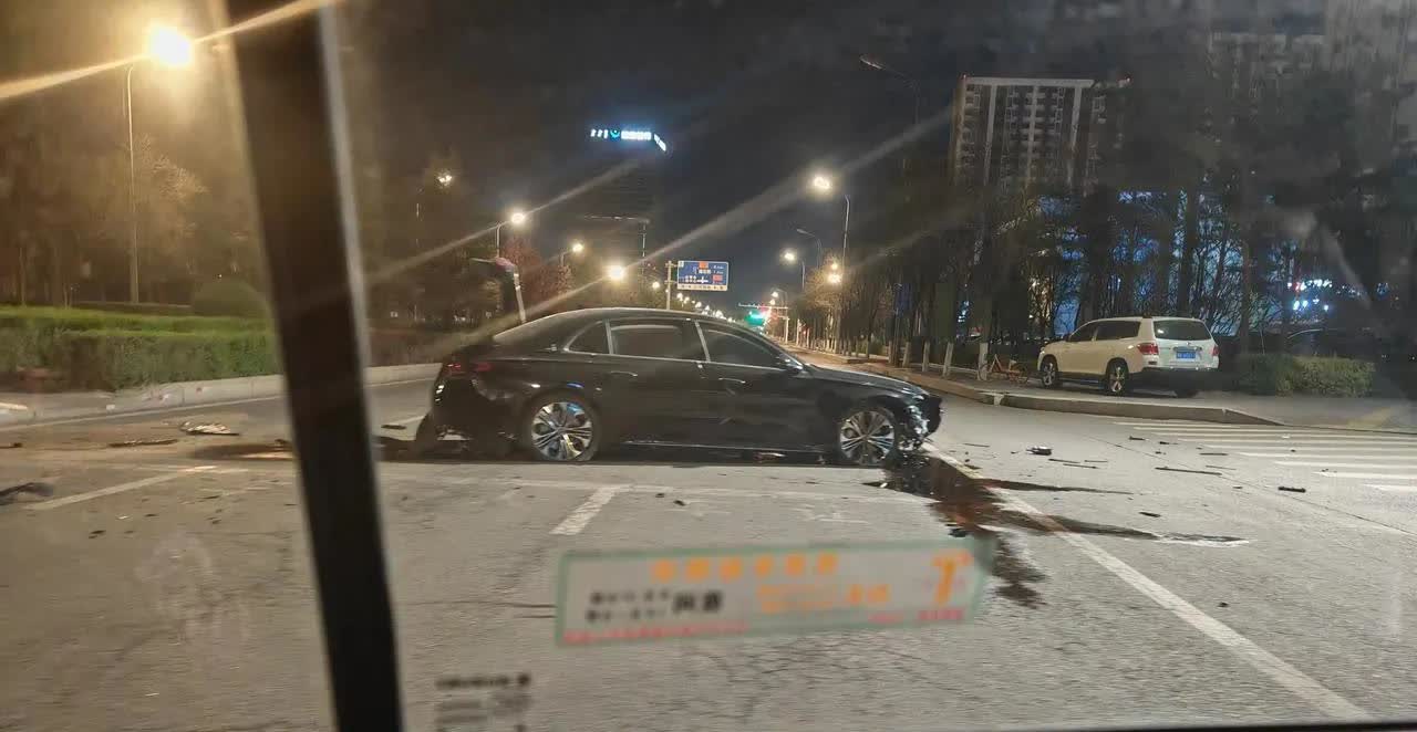 车祸猛于虎
———这辆大奔有点惨！

      凌晨四点左右，包头九原区