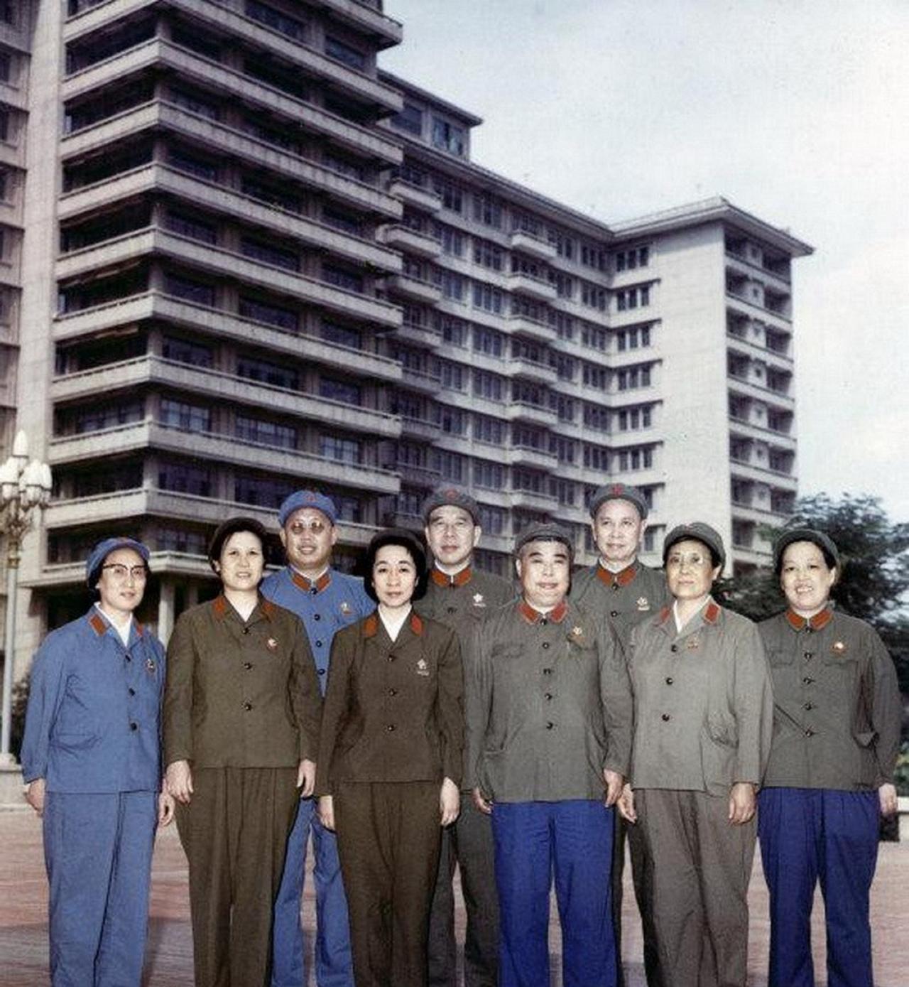 1978年，空军司令员老吴的夫人被开除党籍军籍，被送到龙虎山茶木场劳动。
老吴的