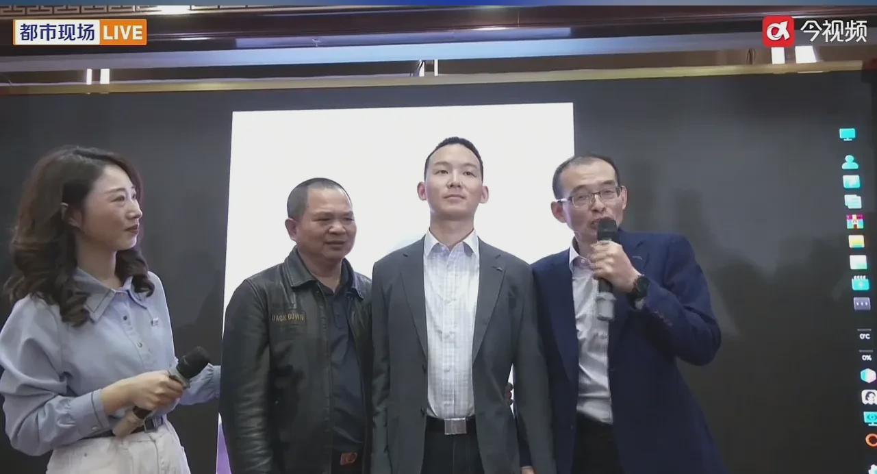 谢浩男家庭聚会露面，神似母亲尽显风采