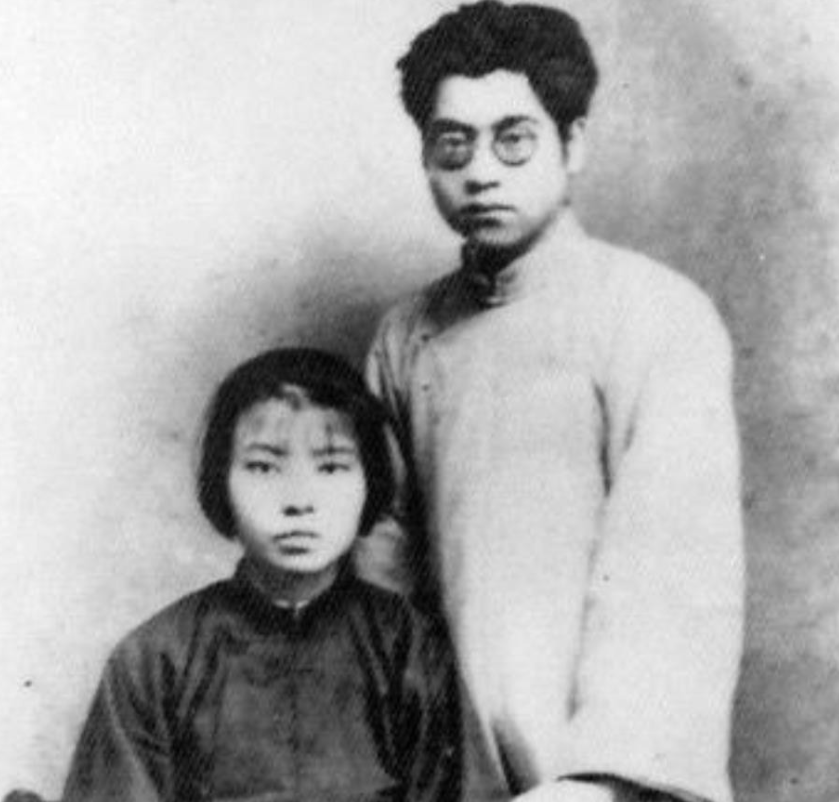 上世纪50年代的一天，伟人正在办公，秘书急匆匆跑过来，送来一份求助信。伟人读后，