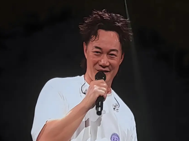 终于看到有媒体报道陈奕迅的消息了，让人可以长舒一口气了，不知道经纪公司是干什么的