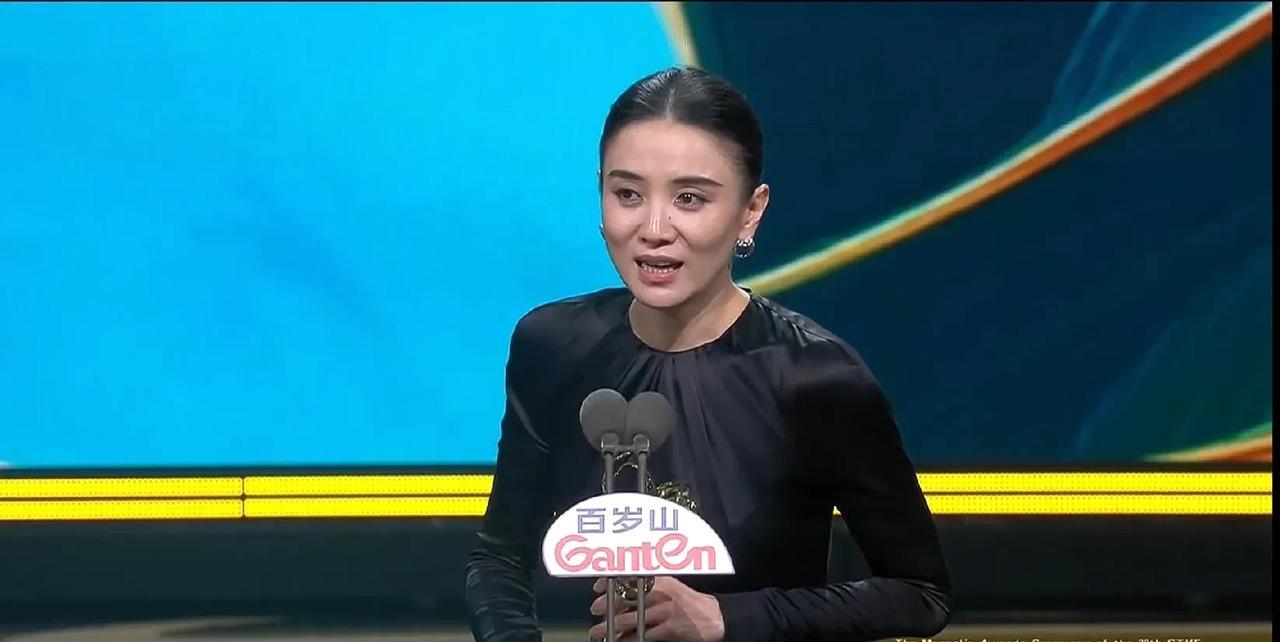宋佳，真是上海女演员的克星啊。
2012年，她凭借在《悬崖》中的出色表现，击败因
