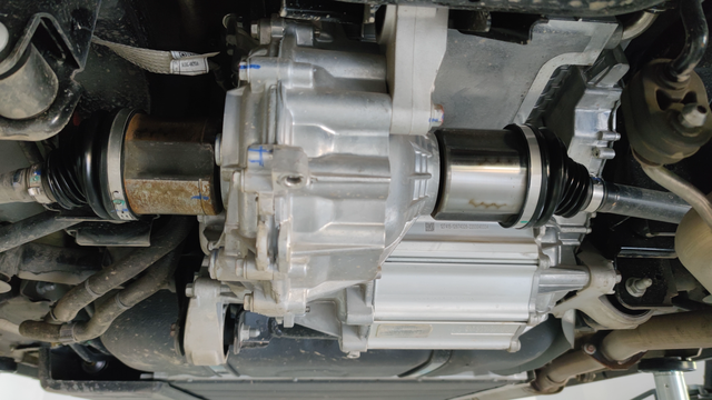 宋plusdmiawd首保时第一次认真看了一下底盘
其他的还好，就是后轮两个半轴