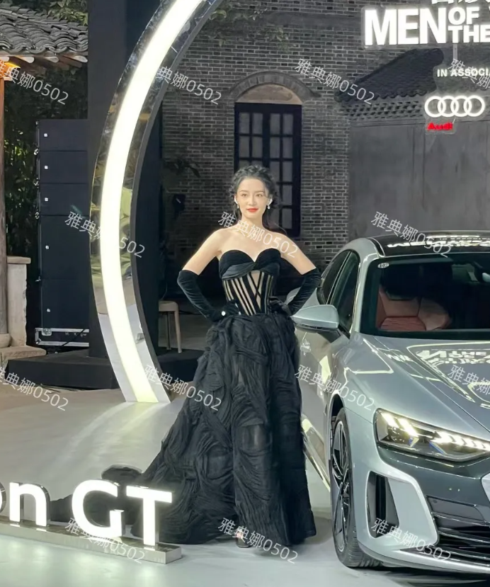李沁生图，本人脸巨小，五官精致秀气特别漂亮，气质柔美，就是太瘦了！