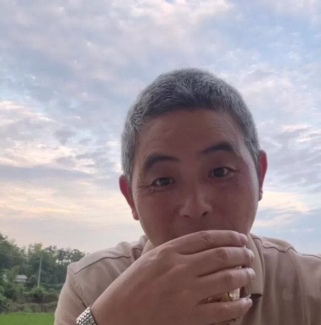 湖南王胖的言行，真的让人很难看懂。湖南王胖近日一边面对镜头，向众人炫耀自己今年以