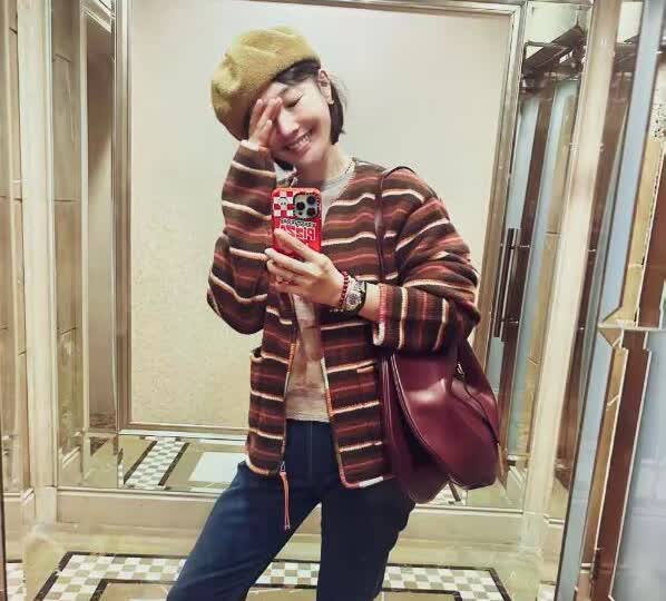 白百何带两个儿子去西藏旅游   ，大儿子已16岁了，母子站一起简直就像姐弟，四十