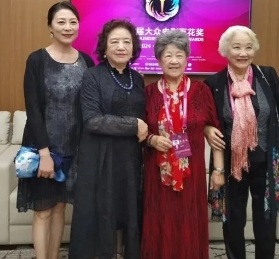 这四位老演员中，我只认出了旁边62岁的岳红，印象很深的是她在春晚表演的《卖花生仁