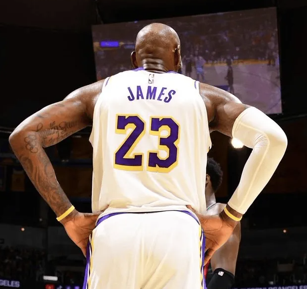 NBA常规赛，詹姆斯年满41岁以来场均24.7分6.7板6.7助，真实命中率63